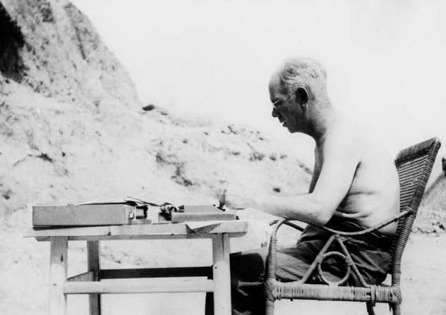 白求恩在編寫教材 白求恩在編寫教材