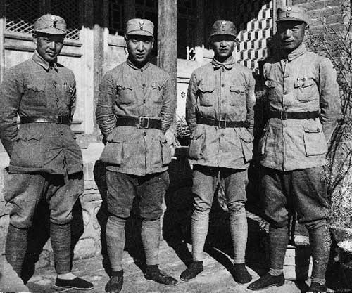 第一一五師師長林彪(左二)、副師長聶榮臻(右一)、參謀長周昆(左一)
