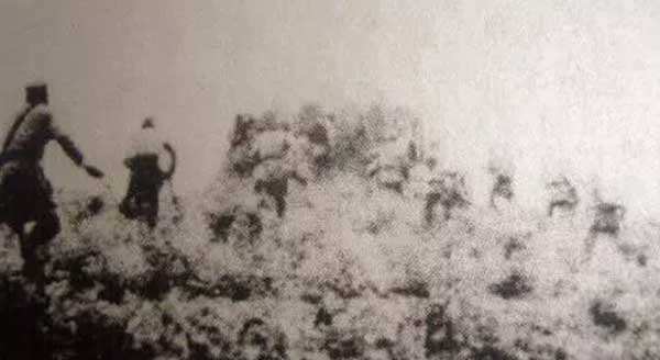 我軍沖向敵碉堡 我軍沖向敵碉堡